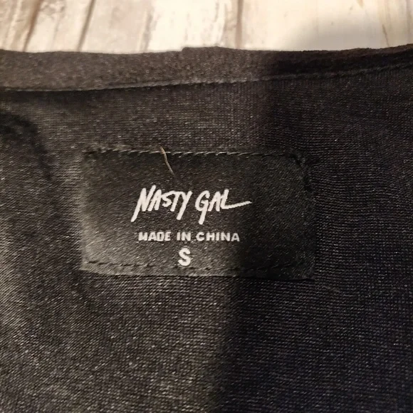 Nasty Gal sleeveless caped dress - Picture 2 of 6